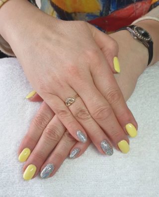 Ce joli jaune et paillettes 💛🥰
Pose de vernis semi-permanent 💅