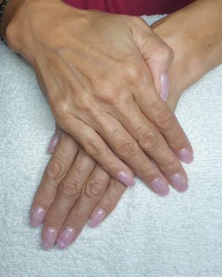 Un doux Rosé pailleté 💗🥰
Pose de vernis semi-permanent 💅