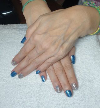 Du bleu et des paillettes 💙🥰
Pose de vernis semi-permanent 💅