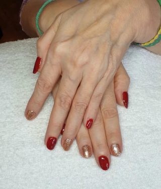 Du Rouge et du pailleté, magnifique ❤🥰
Pose de vernis semi-permanent 💅