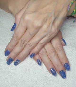 Un joli Bleu pailleté 💙🥰
Pose de vernis semi-permanent 💅